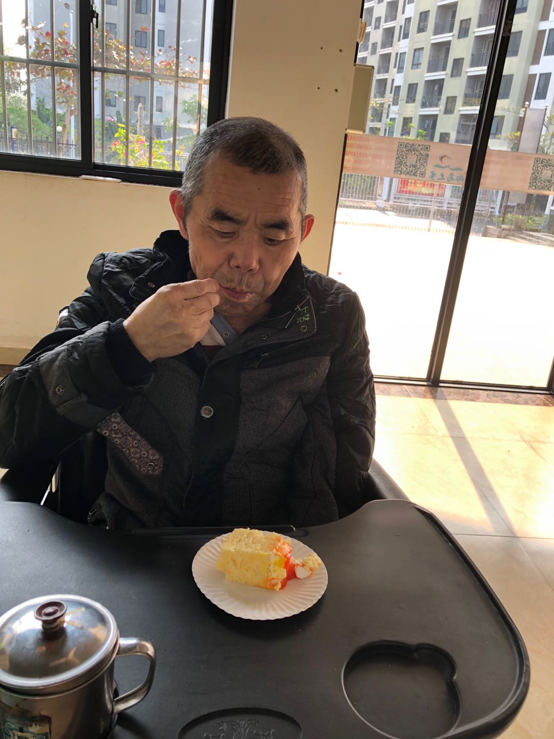 分享室友的生日蛋糕