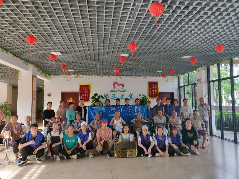 海洋学院的学生志愿者们