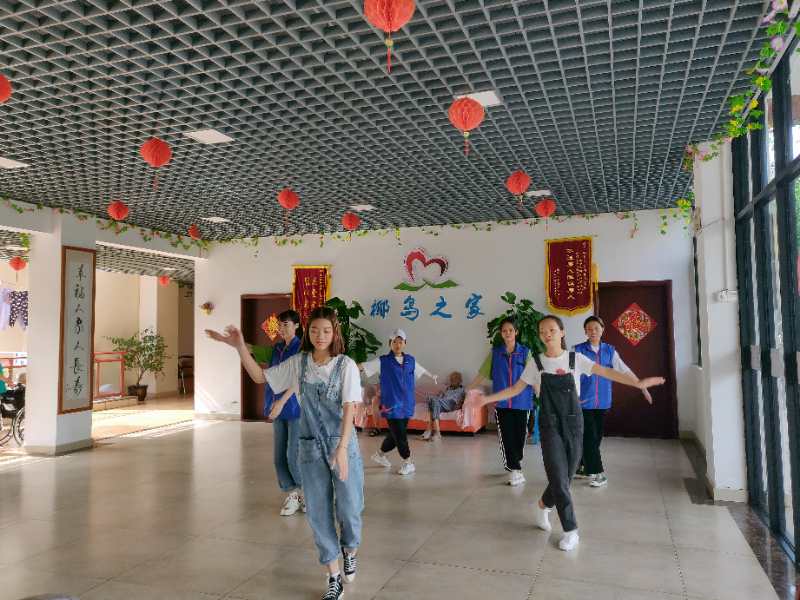 海洋学院的志愿者为老人表演节目